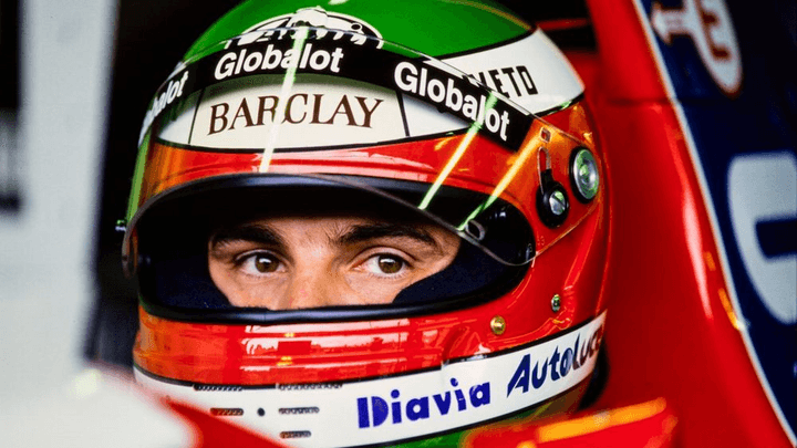 Gros plan du pilote Marco Apicella avec son casque rouge dans le cockpit de sa Formule 1