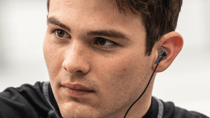 Pilote IndyCar avec casque-micro lors d'une conférence de presse