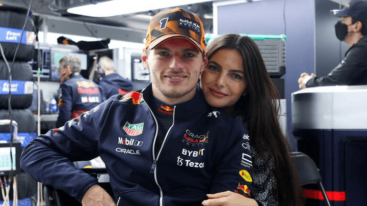 Max Verstappen et sa compagne Kelly Piquet dans le paddock Red Bull Racing