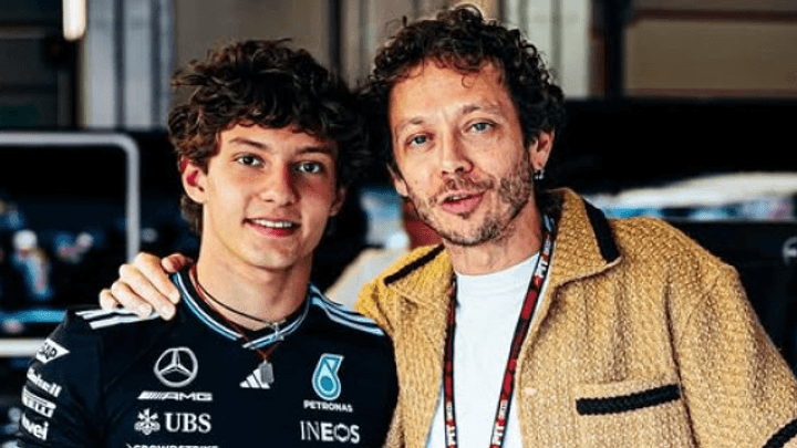 George Russell et son père posent ensemble dans le garage Mercedes