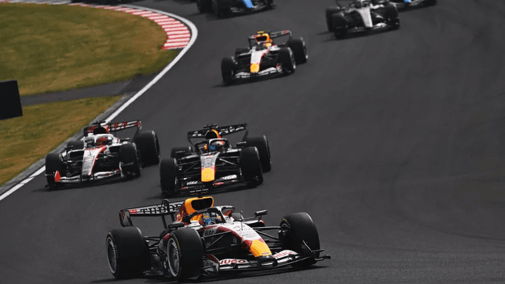 Voitures de Formule 1 en action sur circuit lors d'une course