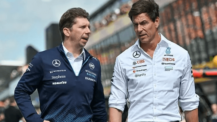 James Vowles et Toto Wolff côte à côte en tenue Mercedes lors d'un Grand Prix