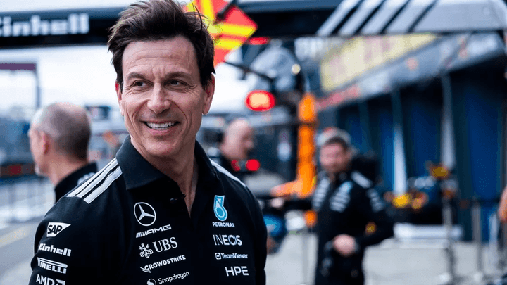 Toto Wolff, directeur de Mercedes F1, souriant dans le paddock