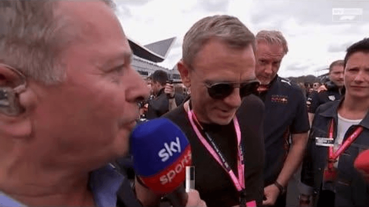 Conférence de presse F1 avec journalistes et personnalités du paddock lors d'un Grand Prix