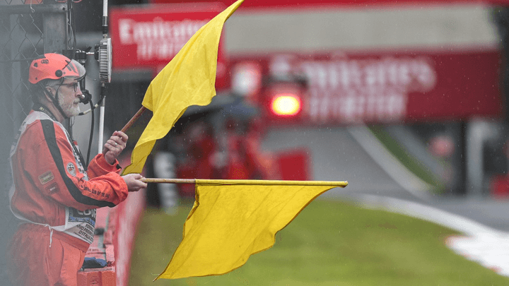 Commissaire de course agitant un drapeau jaune lors d'un Grand Prix de Formule 1