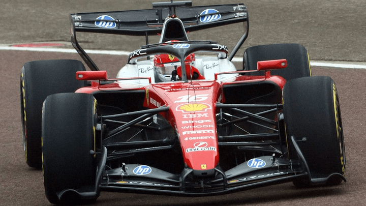 Voiture Ferrari SF-26 rouge en action sur circuit de F1