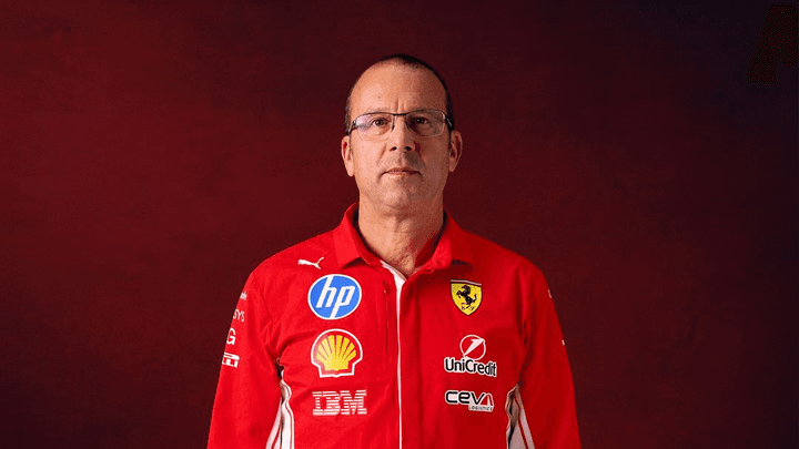 Loïc Serra, dirigeant Ferrari, en tenue officielle rouge de l'écurie