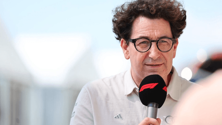 Mattia Binotto lors d'une interview en paddock F1 avec micro de presse