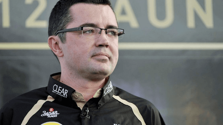 Éric Boullier en tenue McLaren lors d'un Grand Prix de Formule 1