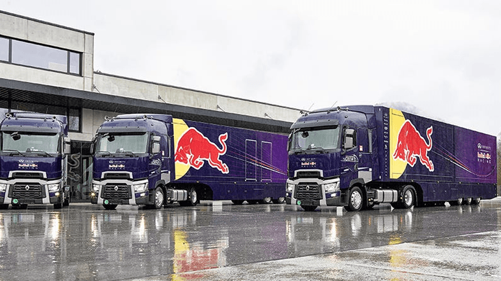 Camions de transport Red Bull Racing alignés illustrant la logistique complexe de la Formule 1