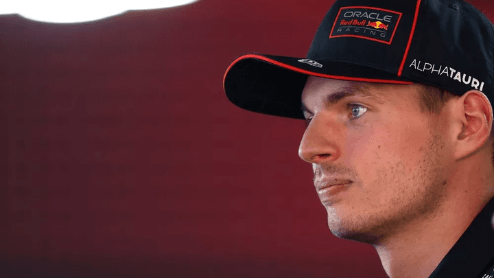 Max Verstappen en combinaison Red Bull Racing regardant vers l'horizon