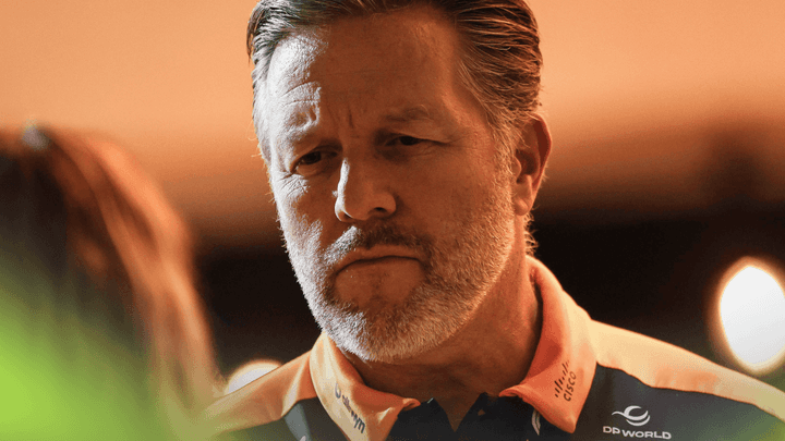 Zak Brown, PDG de McLaren, en combinaison orange dans le paddock de Formule 1