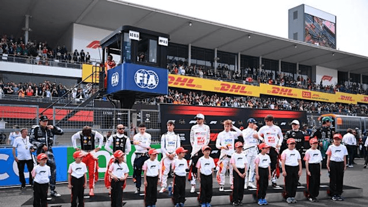 Tous les pilotes de Formule 1 posent sur la grille de départ