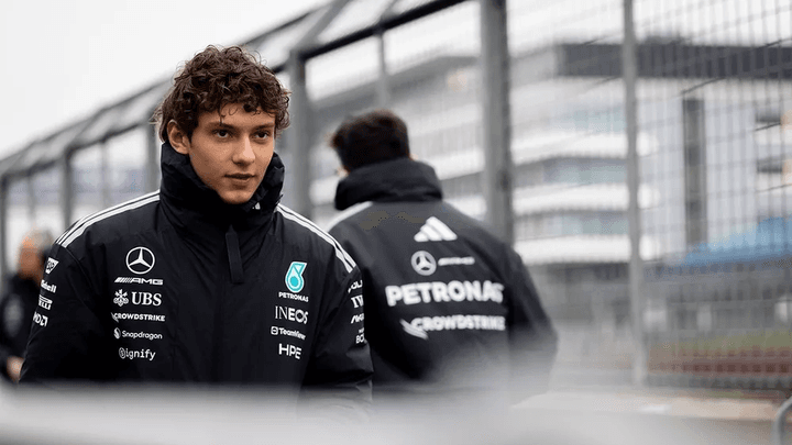 Portrait de Kimi Antonelli en combinaison Mercedes dans le paddock