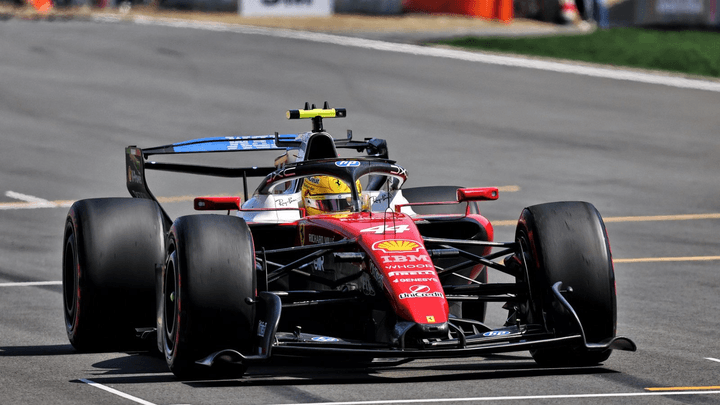 Ferrari F1 en action sur le circuit de Monza avec l'aileron arrière Macarena lors d'un filming day