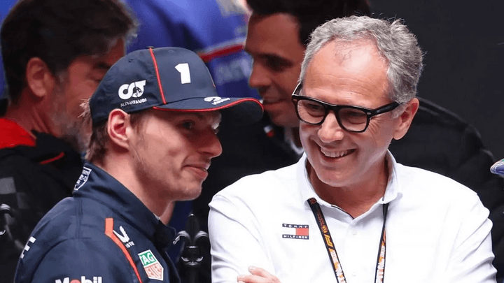 Stefano Domenicali souriant aux côtés de Max Verstappen lors d'un événement officiel de Formule 1