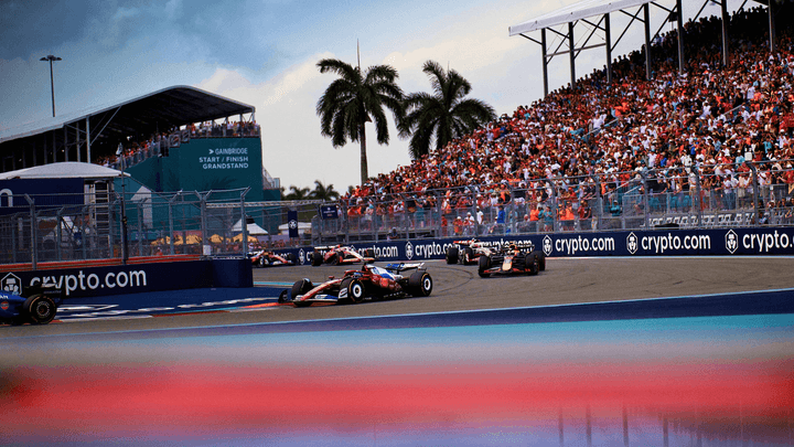Voitures de Formule 1 en action sur le circuit de Miami avec les tribunes en arrière-plan