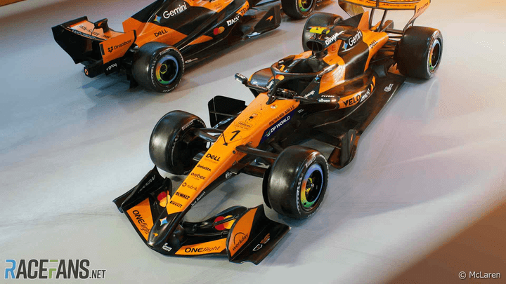 Deux voitures McLaren de F1 orange et noires côte à côte sur fond dégradé, illustrant l'évolution du design