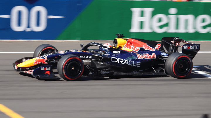 Voiture Red Bull Racing RB en action sur le circuit avec Max Verstappen au volant