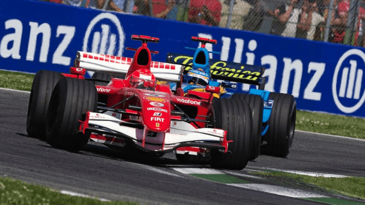 Bataille entre Schumacher en Ferrari rouge et Alonso en Renault bleue sur le circuit d'Imola