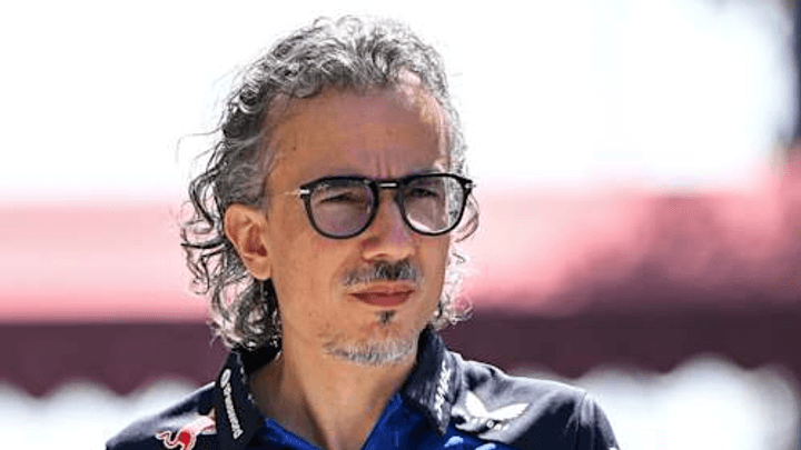 Laurent Mekies en tenue Red Bull Racing dans le paddock F1