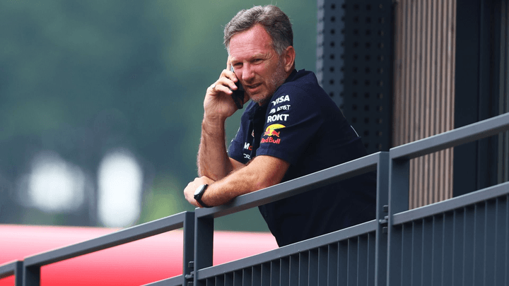Christian Horner au téléphone dans le paddock de Formule 1