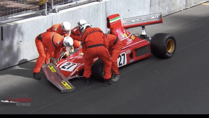 Jean Alesi assisté par les commissaires de piste après son accident avec la Ferrari 312 au GP Historique de Monaco