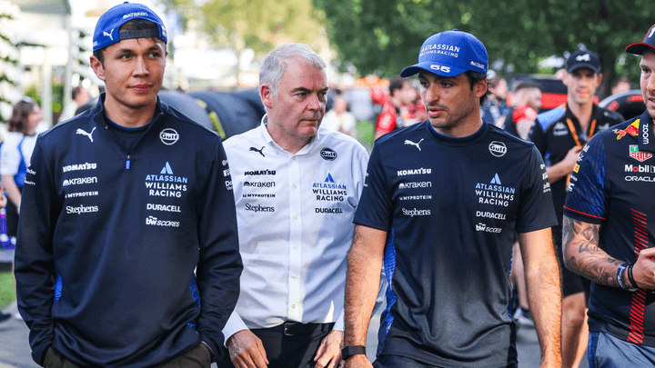 Alex Albon et Carlos Sainz marchant aux côtés de James Vowles, directeur de Williams F1