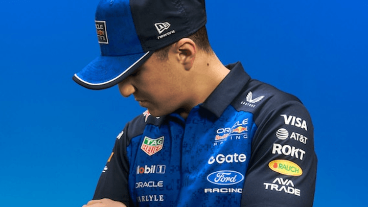 Isack Hadjar en combinaison Red Bull, regard pensif et concentration avant son défi en Formule 1