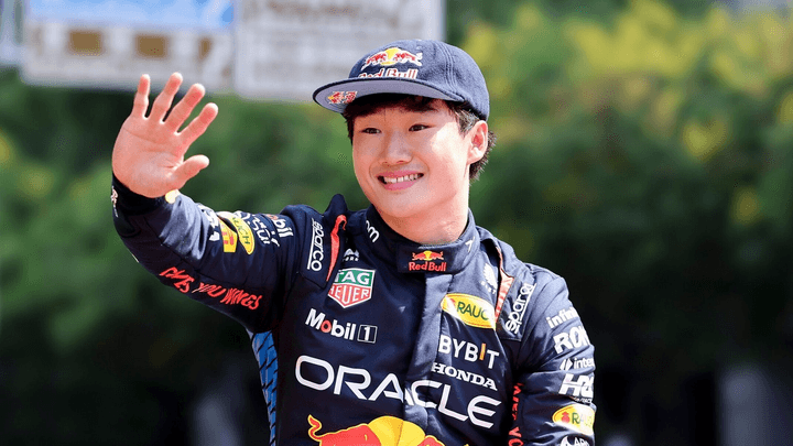 Pilote Red Bull Racing en combinaison Oracle saluant les fans avec casquette Red Bull
