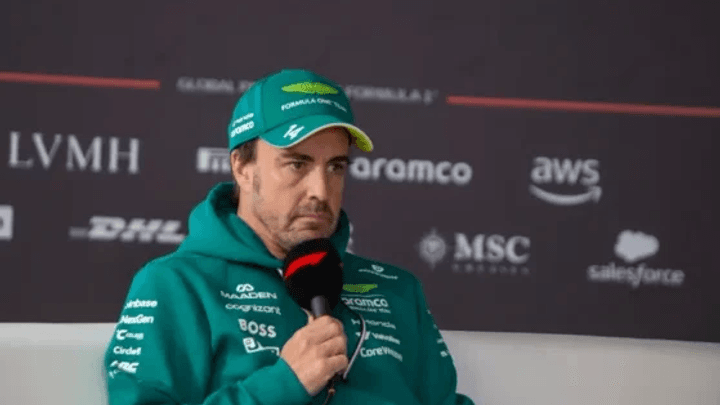 Fernando Alonso lors d'une conférence de presse, pensif et concentré