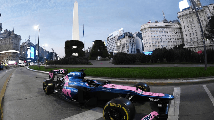 Voiture de Formule 1 de Franco Colapinto roulant devant l'Obélisque de Buenos Aires lors du road show argentin