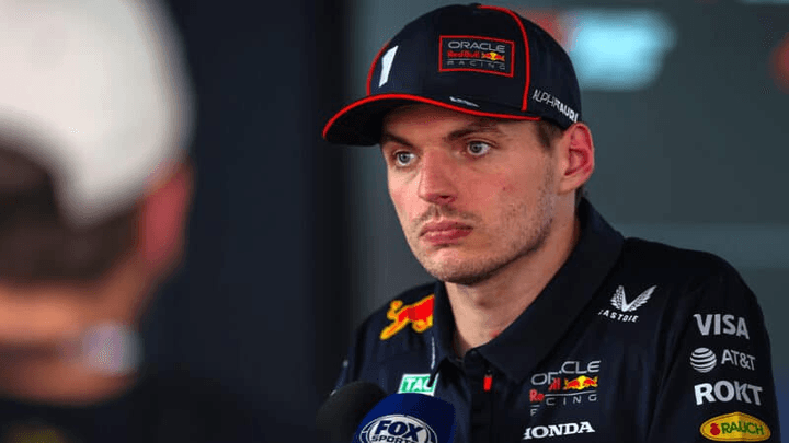 Max Verstappen en conférence de presse avec sa casquette Oracle Red Bull Racing