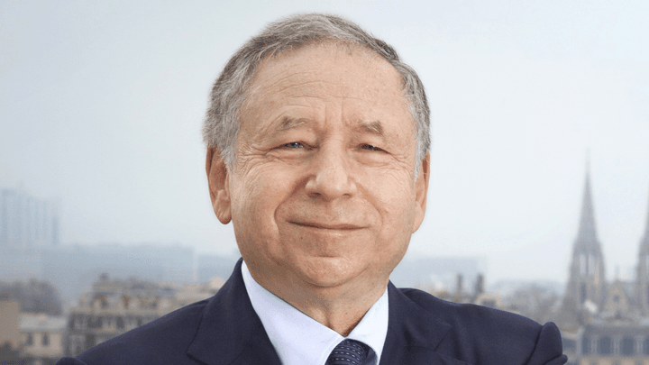 Jean Todt, dirigeant FIA, en costume sombre lors d'un portrait officiel à Paris