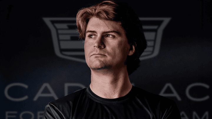 Portrait officiel d'un pilote de l'équipe Cadillac F1 en combinaison noire