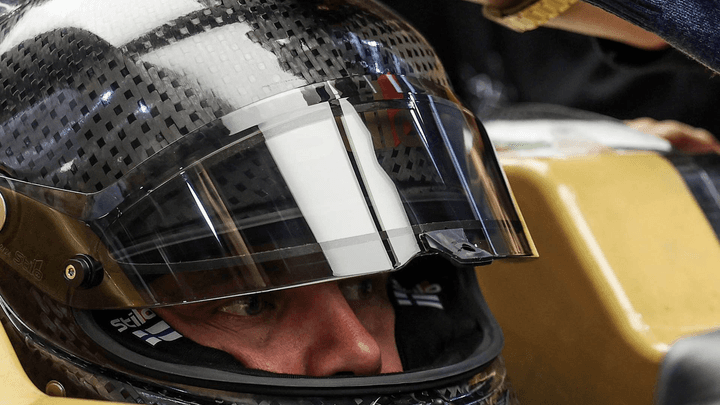 Casque de pilote F1 en fibre de carbone avec visière réfléchissante dans le cockpit