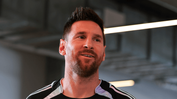 Lionel Messi sourit avec le trophée Ballon d'Or et un sac Bottega Veneta en maillot Inter Miami