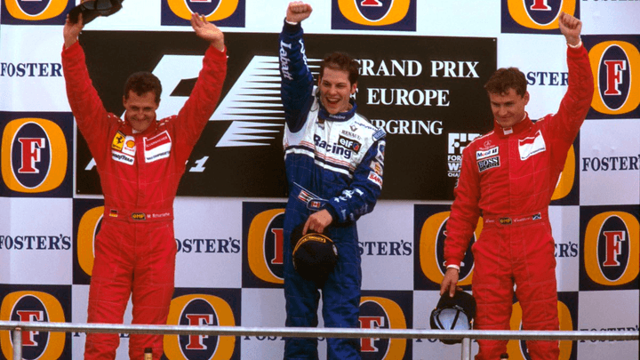 Jacques Villeneuve sur le podium du Grand Prix d'Europe 1996 au Nürburgring célébrant sa première victoire en F1