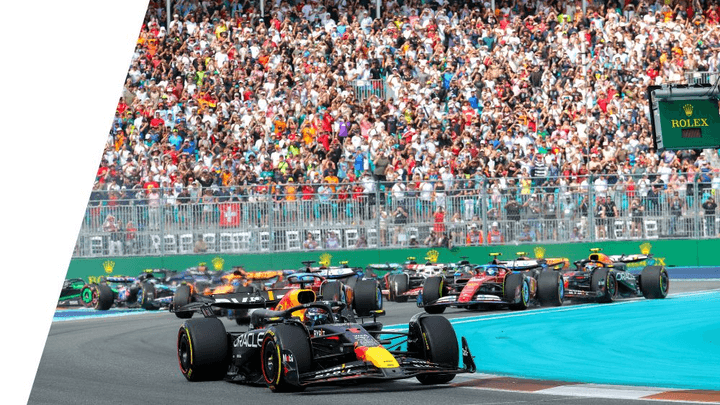 Voitures de Formule 1 en action sur le circuit de Miami avec les tribunes pleines de spectateurs