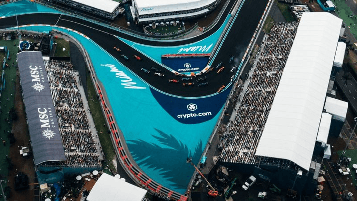 Vue aérienne du circuit de Miami avec ses virages caractéristiques et la zone d'eau turquoise