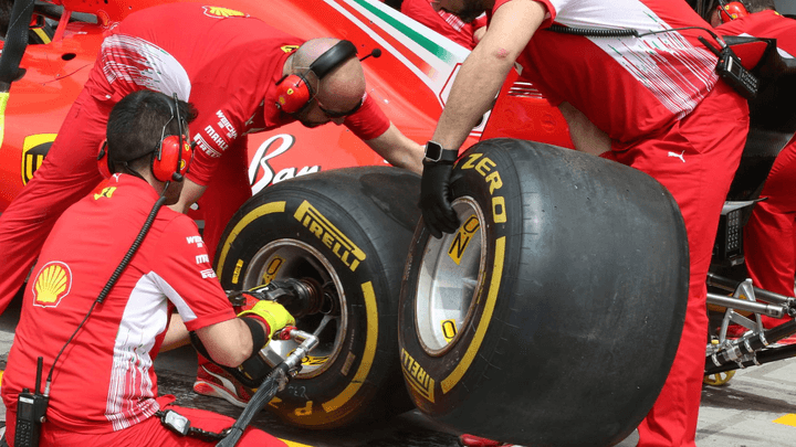 Mécaniciens Ferrari travaillant sur les pneus Pirelli lors d'un arrêt aux stands