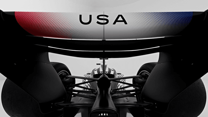 Vue arrière d'une Formule 1 avec aileron aux couleurs américaines rouge, blanc et bleu