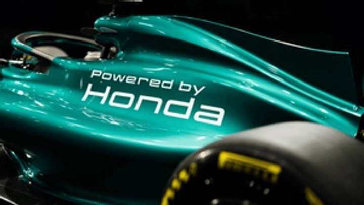 Voiture F1 Aston Martin avec logo Honda visible sur la carrosserie vert turquoise