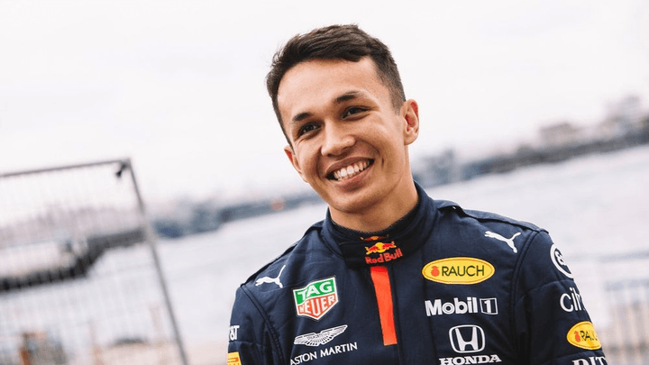 Alex Albon souriant en combinaison Red Bull Racing