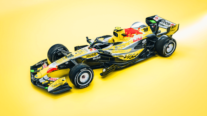 Monoplace de Formule 1 Racing Bulls avec livrée jaune et noire sur fond jaune