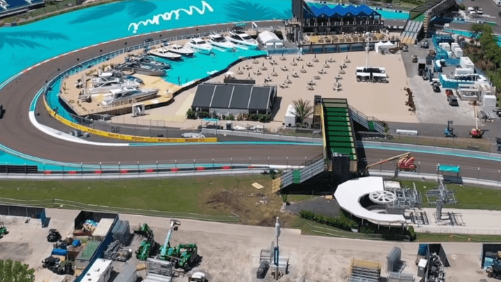 Vue aérienne de la marina artificielle du Grand Prix de Miami avec piscine turquoise et circuit de F1
