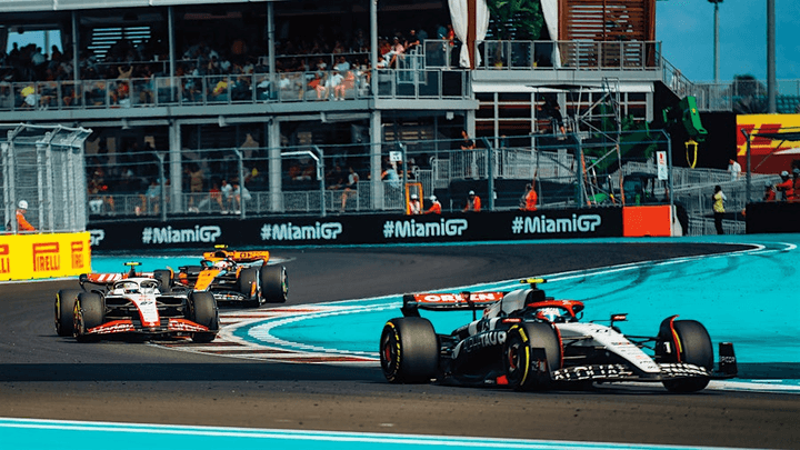 Voitures de Formule 1 en action lors du Grand Prix de Miami avec tribune pleine de spectateurs