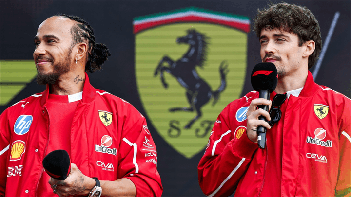 Lewis Hamilton et Charles Leclerc en combinaison Ferrari rouge lors d'une conférence de presse ou interview