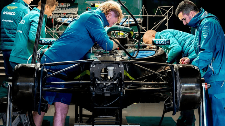 Mécaniciens Aston Martin travaillant sur la voiture F1 dans les stands