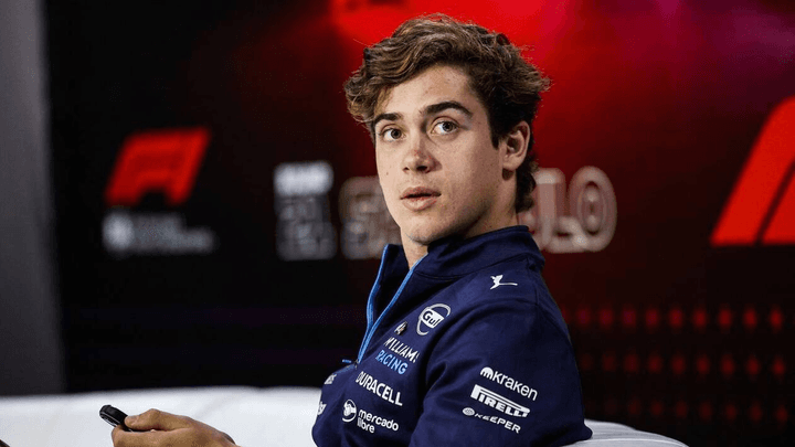 Pilote Williams en combinaison bleu marine lors d'une conférence de presse officielle F1